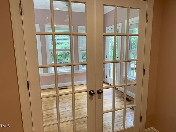 5th image of 105 Perry Ln