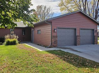 2702 Railroad Cir, Aberdeen, SD 57401