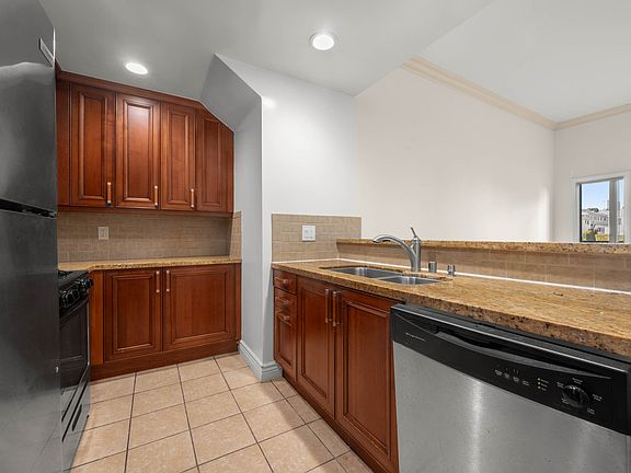 3rd image of 1415 1/2 Rexford Dr #102