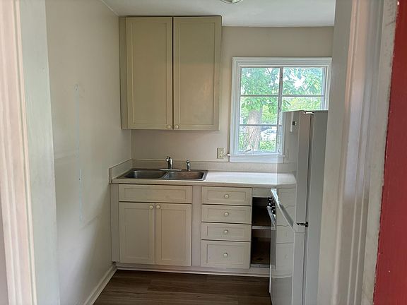 3rd image of 111 Prospect St