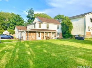 30 Lake Dr, Copiague, NY 11726