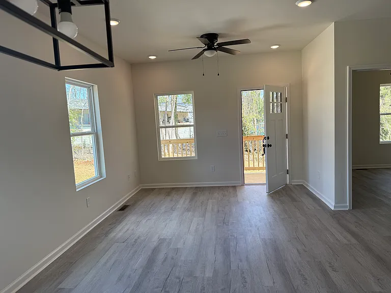 1259 Railroad St — Photo 4