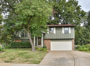 19 Cedar Park Dr, Florissant, MO 63031