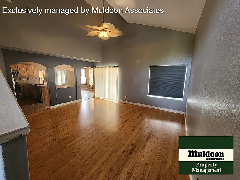 286 W Del Ray Dr — Photo 2