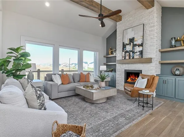 6045 Apache Dr, Shawnee, KS 66226