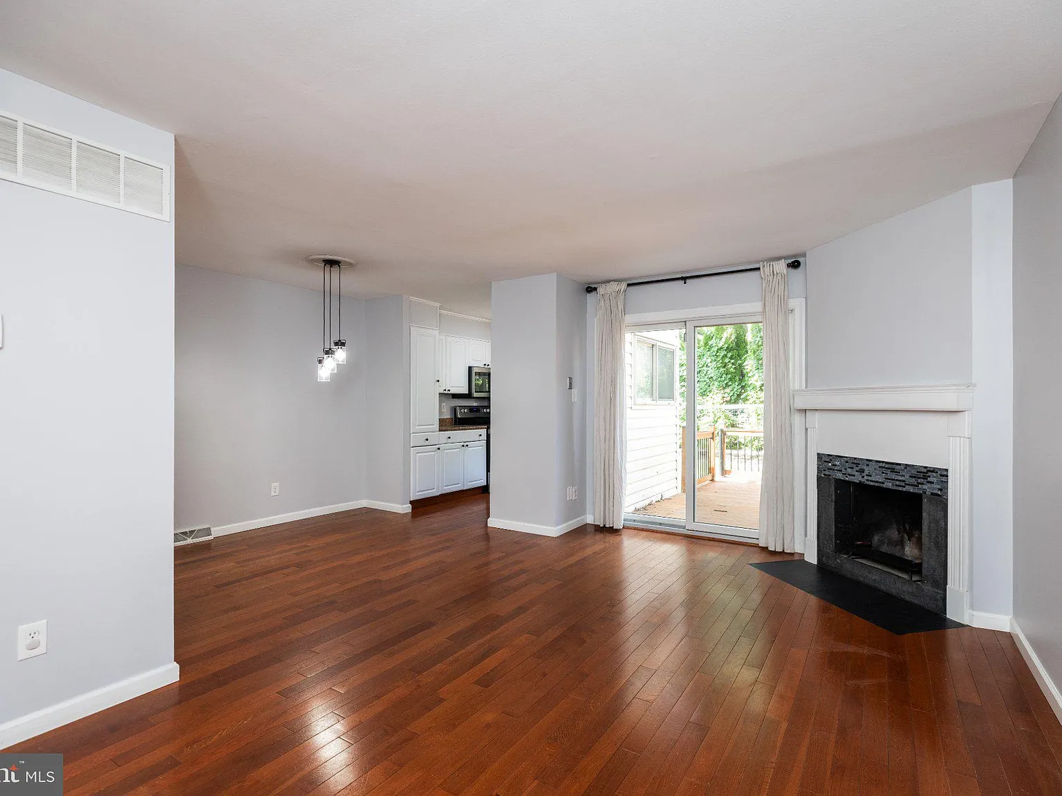 3 bed, 2.5 bath, 2400 sqft, $2,600 — Photo 4