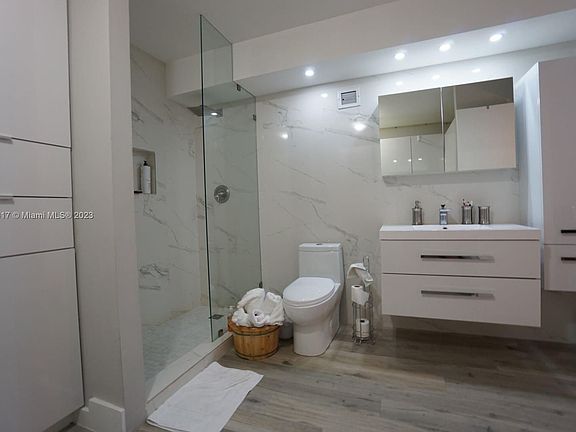 2nd image of 600 NE 36th St APT 1214