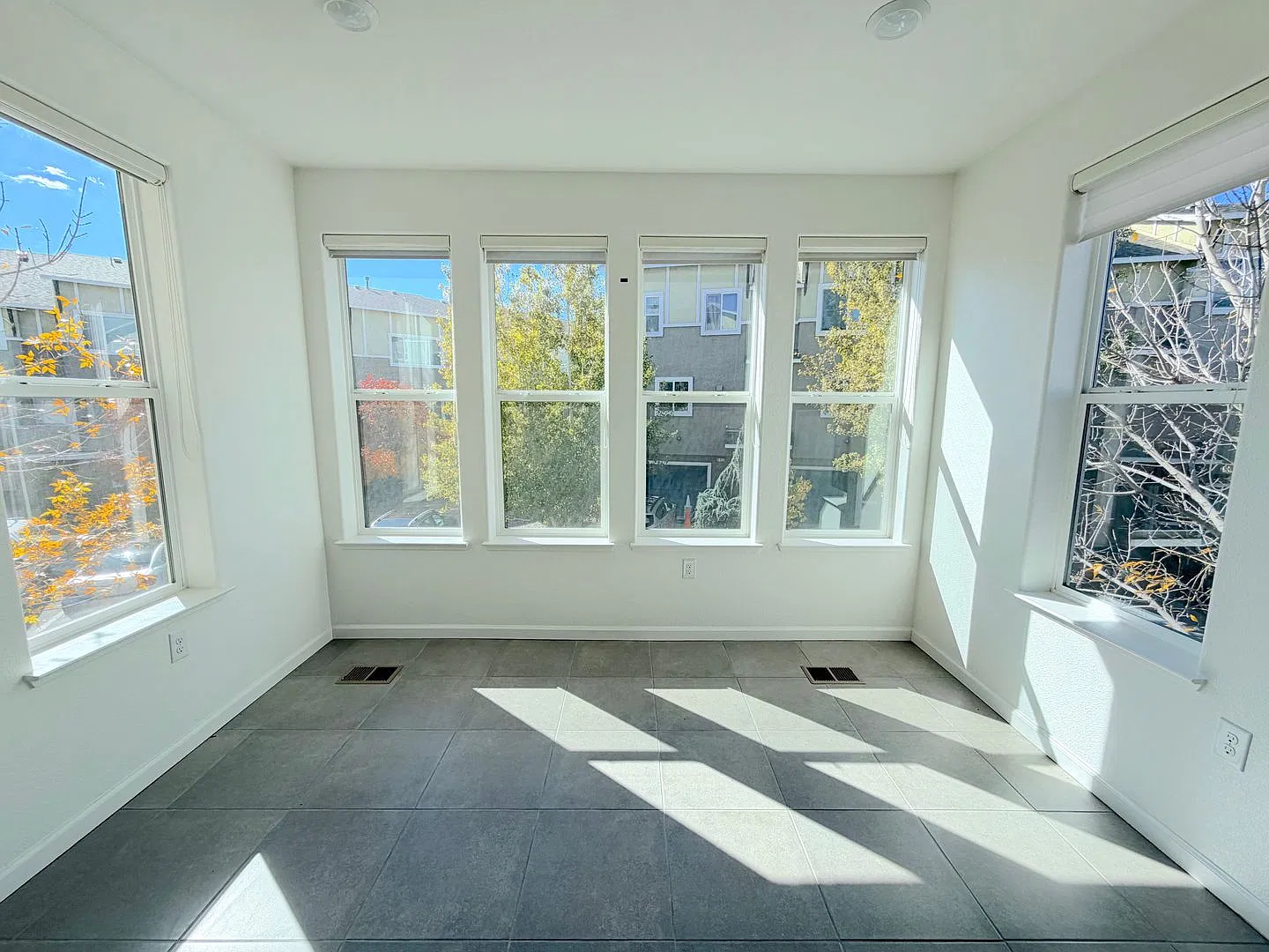 NW Reno Luxury End Unit Townhouse - On the Truckee River/Easy Commute to Truckee — Photo 2