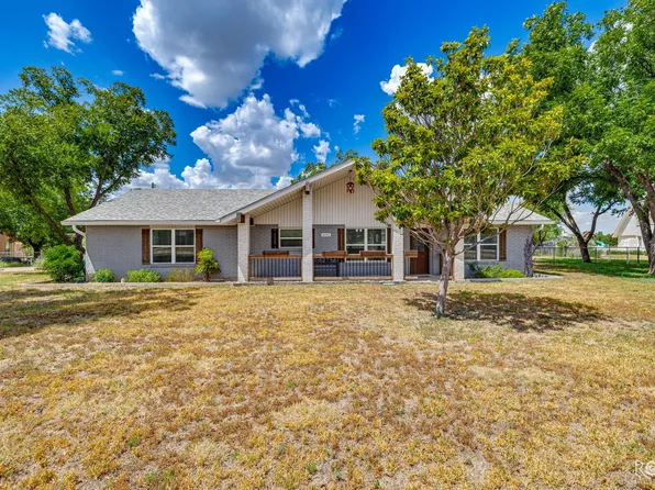 2052 Country Club Estates Cir, San Angelo, TX 76904