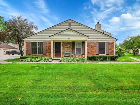 1529 Dover Hill Rd N #1, Walled Lake, MI 48390