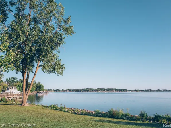 206 Bernstadt St, Novi, MI 48377