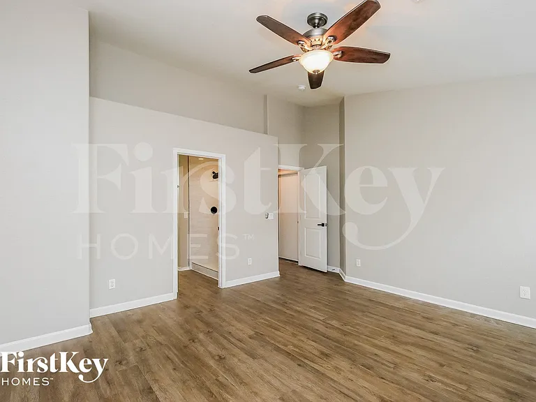 1610 E Desert Ln — Photo 9