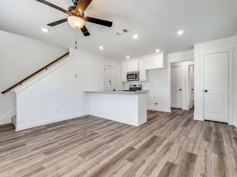 1035 Ray Dr — Photo 2