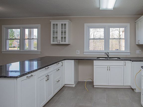 3rd image of 944 Laurel Park Ave