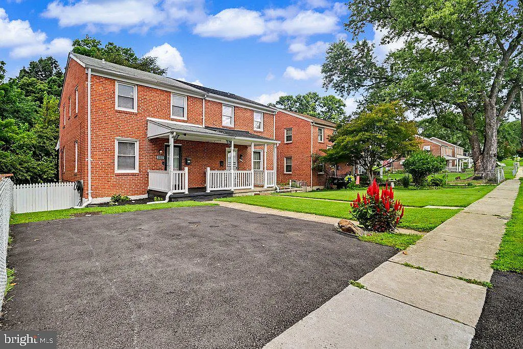 3 bed, 2.0 bath, 1100 sqft, $2,300 — Photo 1