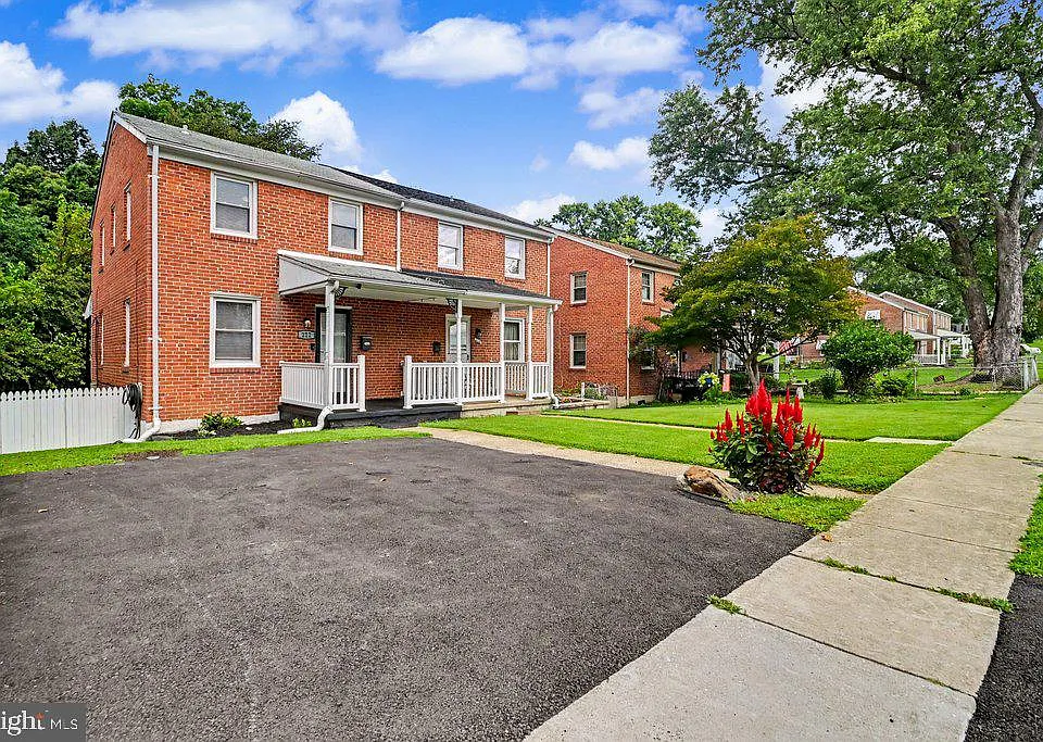 222 8th Ave