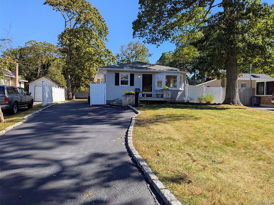 1st image of 139 Pine Neck Avenue