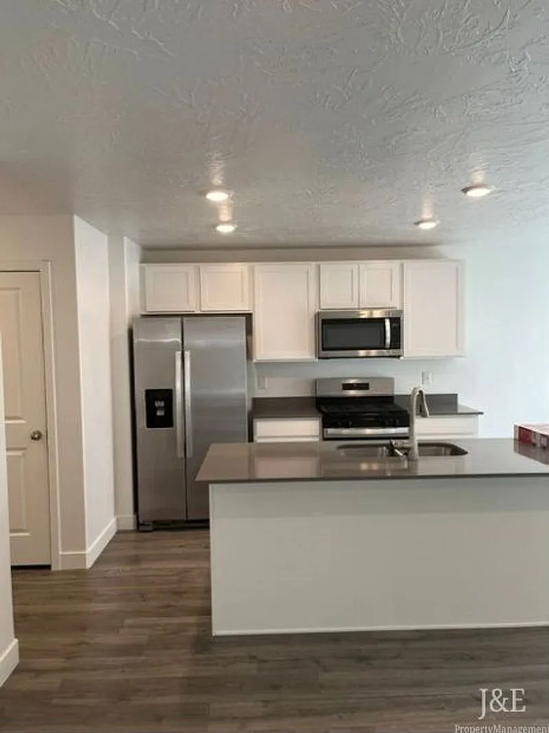 New 3 Bd **Immaculate Condition** — Photo 2