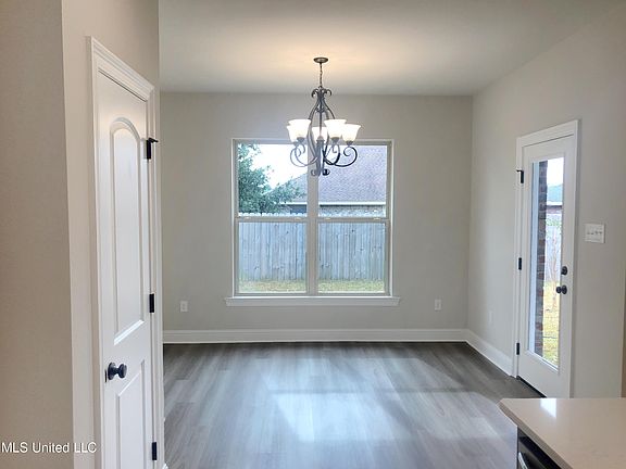 4th image of 18097 Evergreen Dr