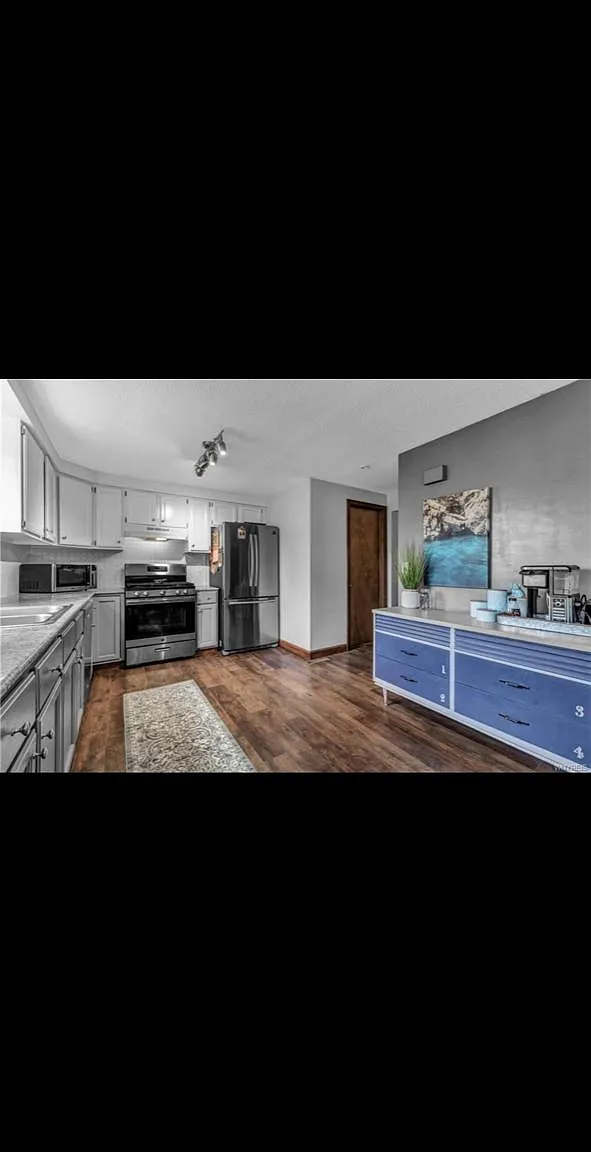 3 bed, 1.5 bath, 1570 sqft, $2,100 — Photo 3