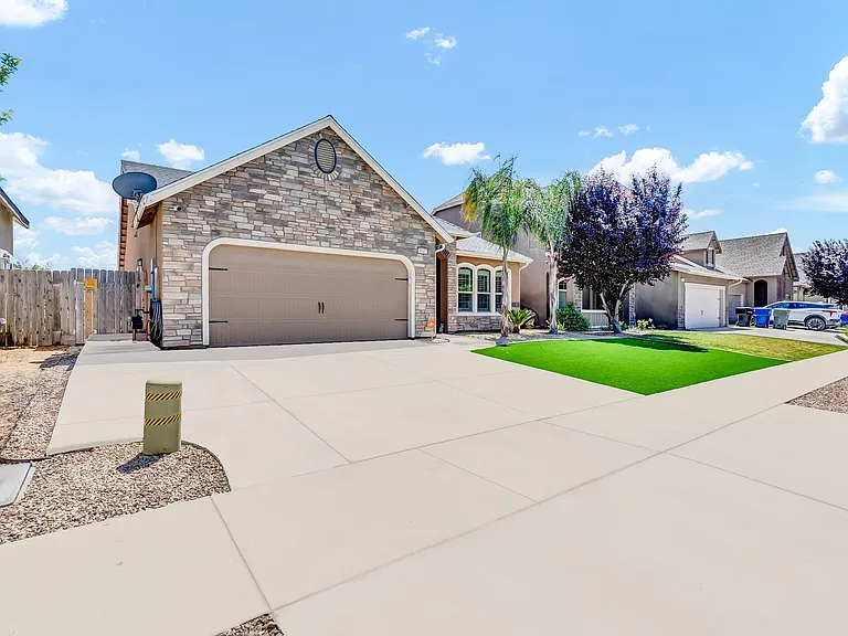 1947 W Humboldt Dr — Photo 2
