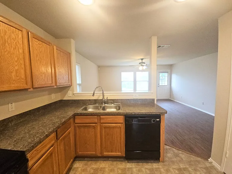 2404 Clairborne Dr — Photo 6