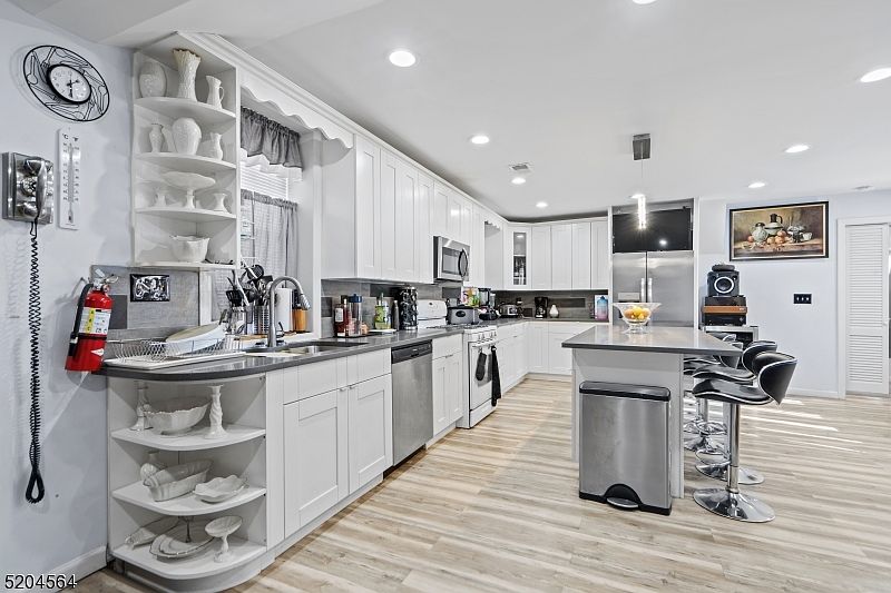 1st image of 25 Drakes Ln