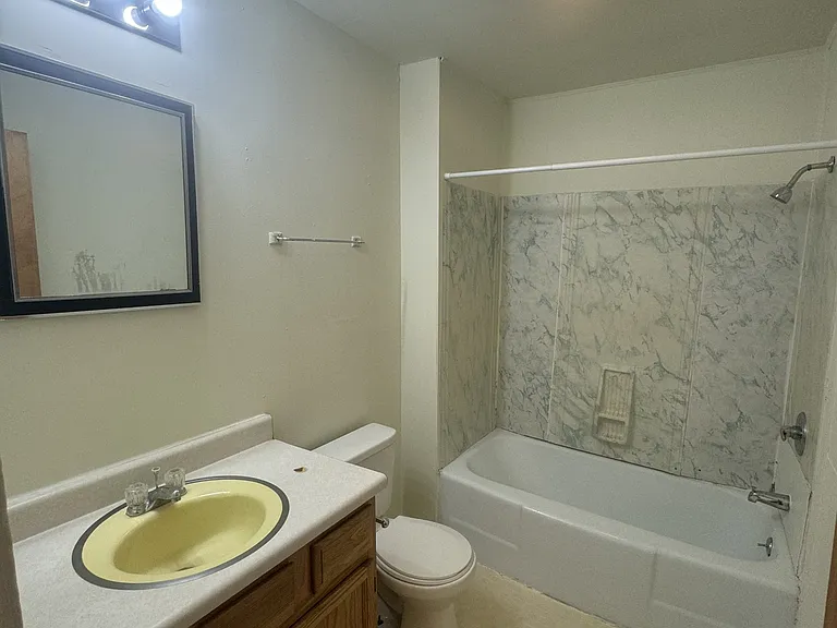 521 E 7th St #2 — Photo 15