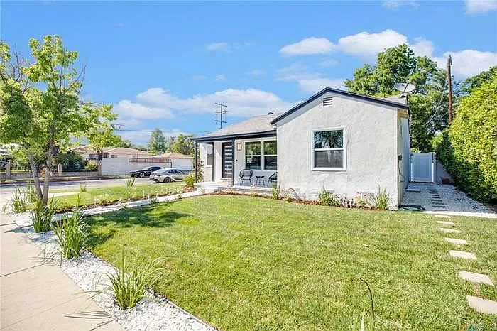 17055 Gault St — Photo 4