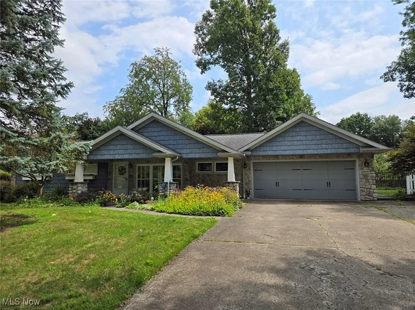 9947 E Idlewood Dr, Twinsburg, OH 44087