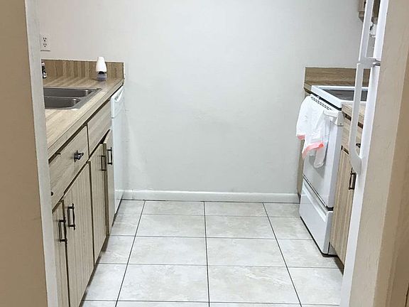 3rd image of 912 SE 13th St APT 2