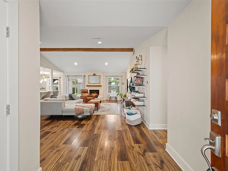 4902 Pelham Dr — Photo 5
