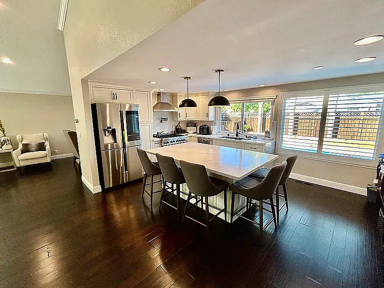4 bed, 2.5 bath, 2100 sqft, $6,300 — Photo 4