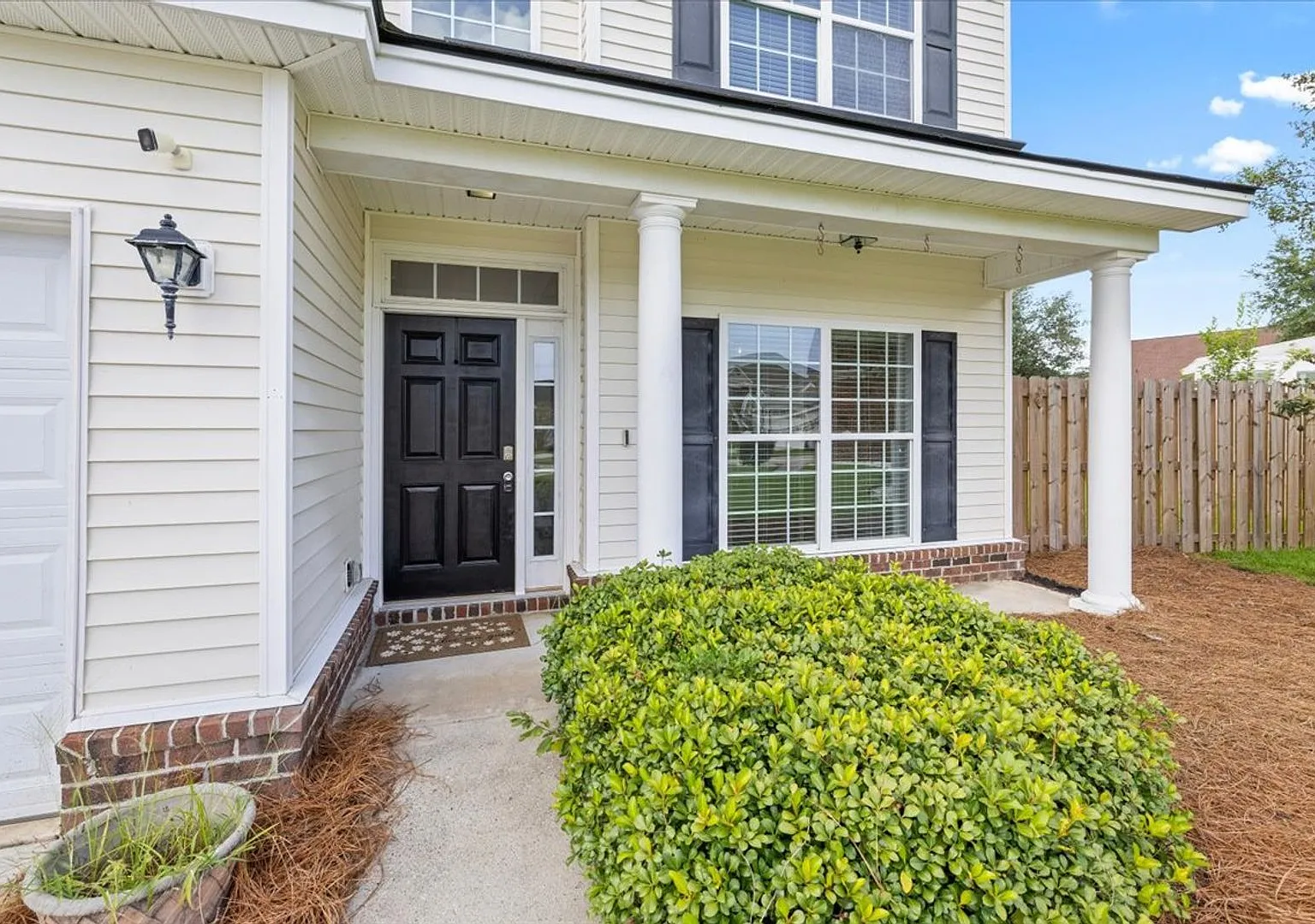 Beautifully Maintained Home in Prime Savannah Location — Photo 4