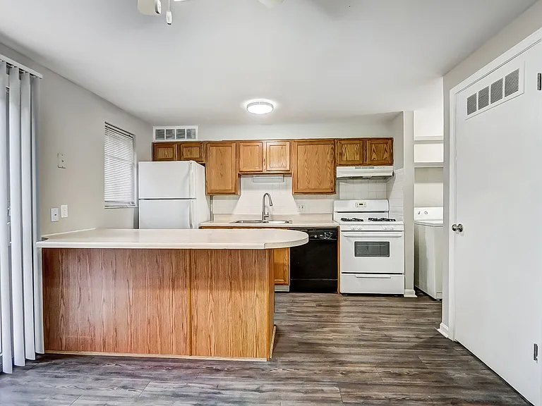 Coventry Court Townhomes — Photo 22