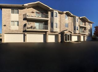 709 N 5th Ave APT 201, Addison, IL 60101