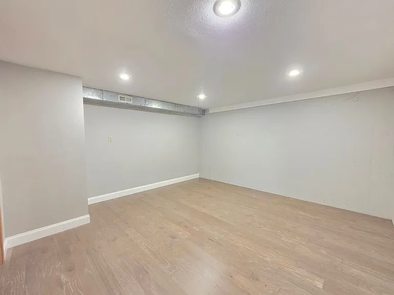 3425 E 61st Ave — Photo 37