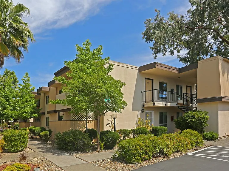 Marconi Gardens East — Photo 17