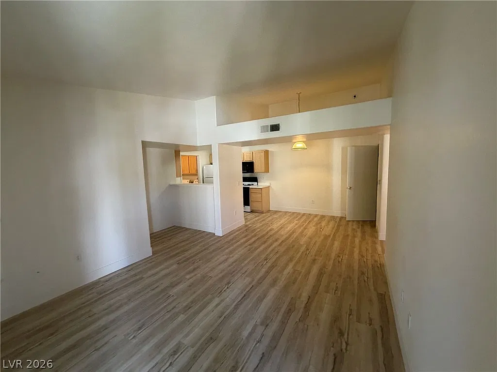 2 bed, 2.0 bath, 921 sqft, $1,495 — Photo 2