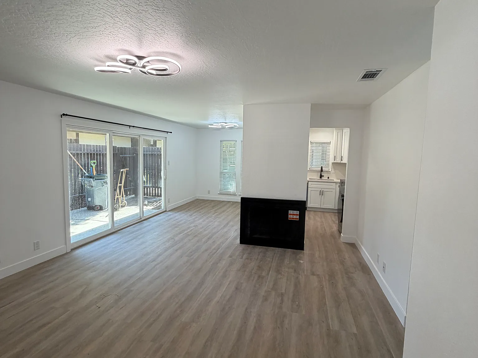 3 bed, 1130 sqft, $3,250 — Photo 3