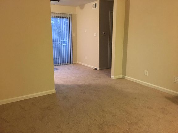 Living room/Dining area w/private balcony