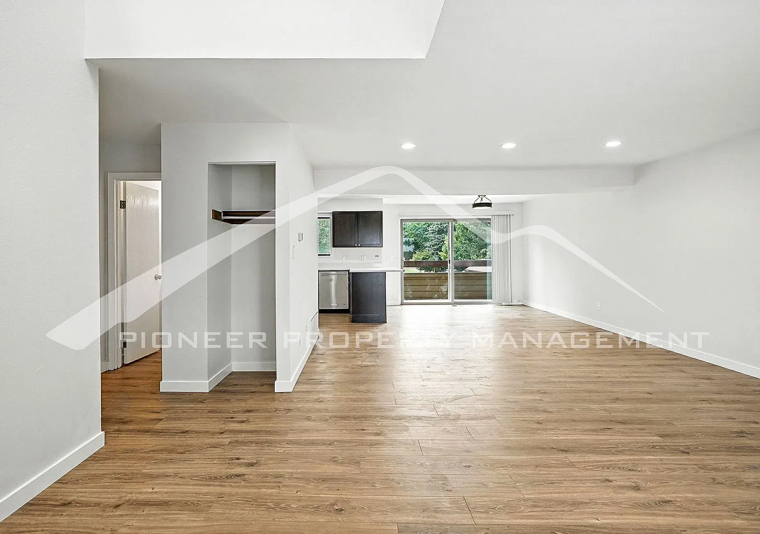 Stunning Townhouse with Central AC and Washer/Dryer — Photo 3