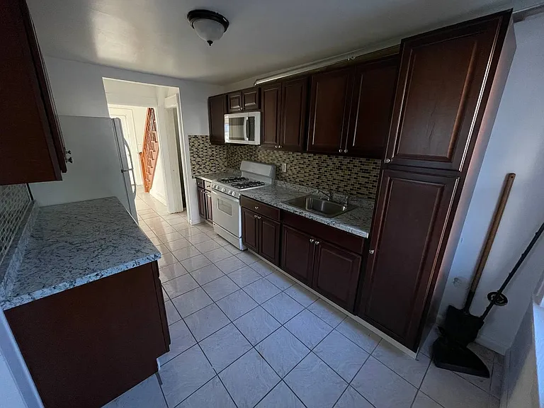 672 Brooks St #672 — Photo 4