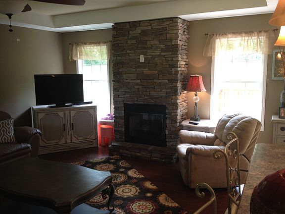 3rd image of 3020 Pine Dr NE