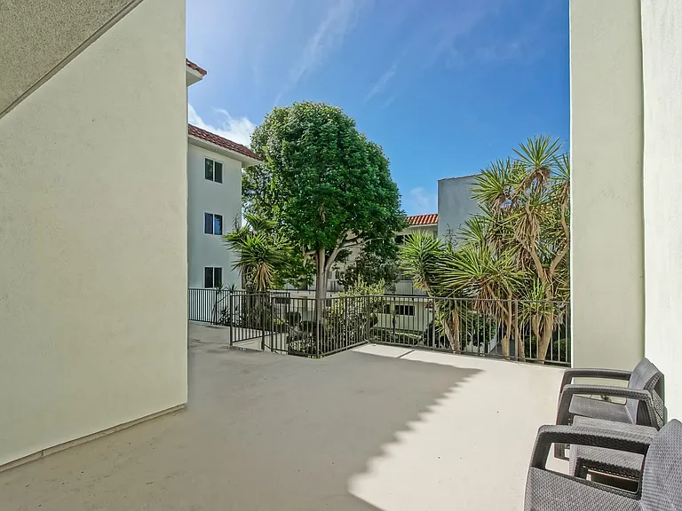 1720 Ardmore Ave #301 — Photo 3