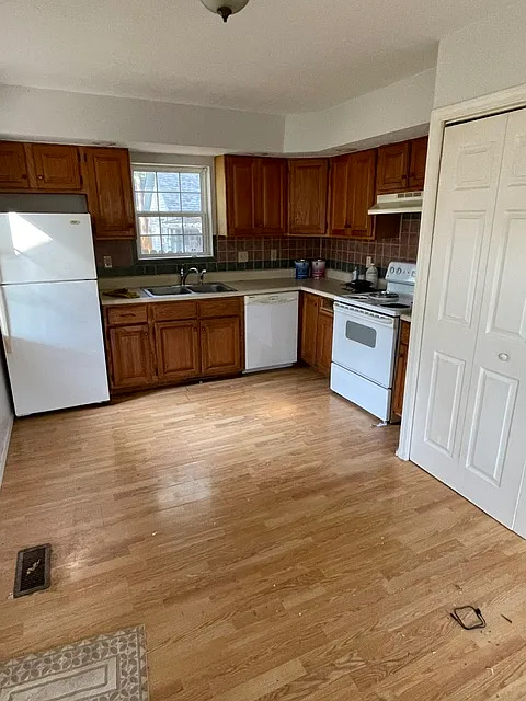 3 bed, 891 sqft, $950 — Photo 2