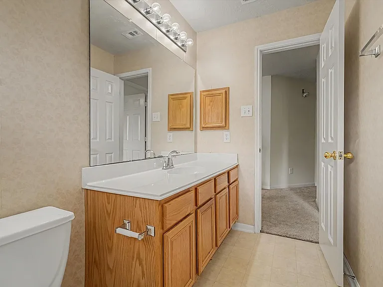 10840 Sycamore Dr N — Photo 39
