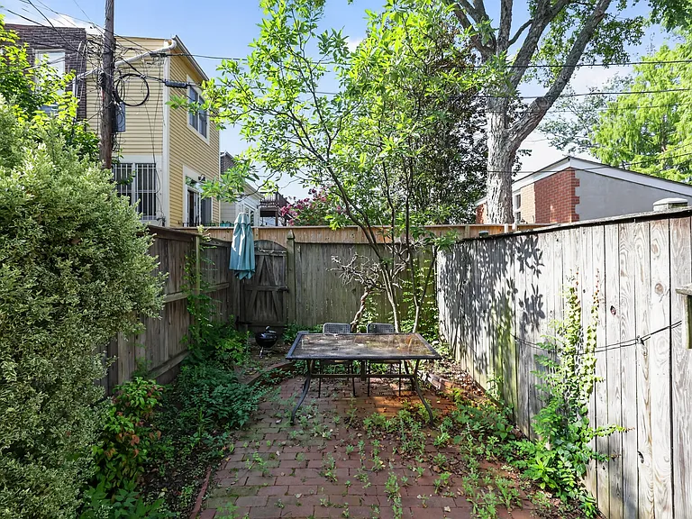 715 A St NE — Photo 2