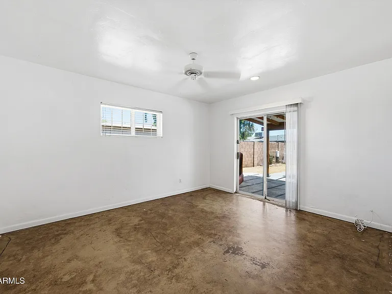 1031 E Vermont Ave — Photo 20