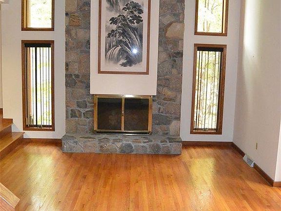4th image of 5 Wintergreen Ct